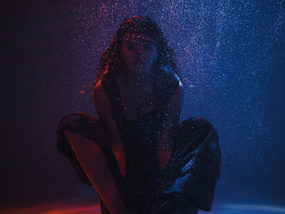 Les expériences de mort imminente. La traversée d'un tunnel obscur et l'entrée dans un espace lumineux, la rencontre avec des êtres spirituels ou encore le passage en revue de leur vie, sont parmi les aspects les plus fréquemment partagés