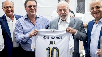 Presidente do Santos F.C., Marcelo Teixeira, em celebração ao lado do Presidente Lula