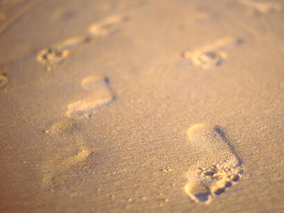 Distintas huellas en la arena de una playa en Lituania