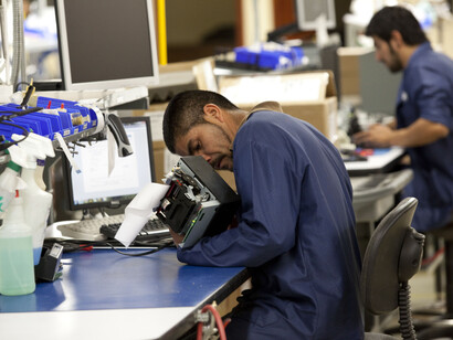 Empleado mexicano en una industria maquiladora estadounidense