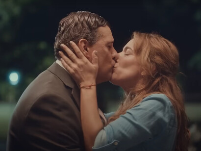 La comedia cinematográfica se sostiene en recursos como situaciones exageradas, torpezas y malentendidos que culminan en finales felices y entrañables