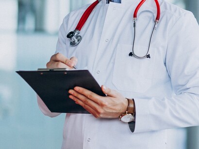 L'attesa di notizie in ospedale è un'esperienza carica di ansia, dove ogni minuto sembra infinito e ogni sguardo cerca risposte