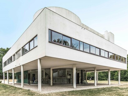 Villa Savoye, diseñada por Le Corbusier a las afueras de París