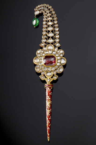 Turban Ornament (Jigha), Front and back, North India, Mughal, 1675-1750, Gold, set with spinel, diamonds, and rubies, with hanging emeralds; emerald on stem and reverse, H. 8 7/8 in. (22.5 cm), W. 2 1/8 in. (5.4 cm), Al-Thani Collection. Image: © Servette Overseas Limited 2013. All rights reserved.