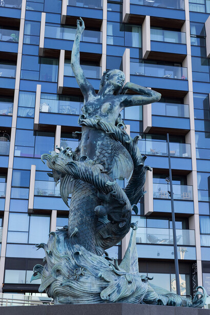 Damien Hirst, „Meerjungfrau“ (Bronze, 2017) . Greenwich Peninsula, am Themse-Ufer,  London