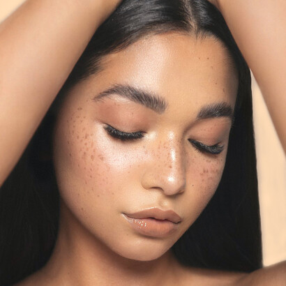 Mujer con maquillaje de aspecto natural