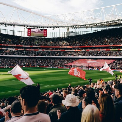 Trentadue italiani partirono per una festa e non fecero ritorno: le loro bandiere si trasformarono in lenzuola da lutto