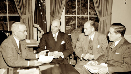 Plano Marshall, assinado por Harry Truman em 1948