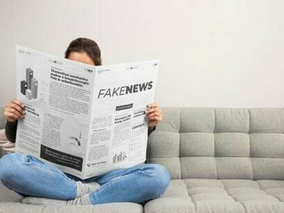 Fake news. Muitas vezes, entre o fato dado como causa e aquilo que se julga seu efeito, a relação é apenas de coincidência. Uma afirmação como “A Seleção brasileira de futebol perdeu porque não jogou com a camisa amarela” é uma falácia uma vez que aquilo que é dado como causa (jogar com a camisa amarela) não foi o motivo pelo qual a Seleção brasileira perdeu o jogo, houve apenas uma coincidência. Nas redes sociais, podem-se encontrar muitos outros exemplos desse tipo de falácia