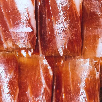 La successiva stagionatura può durare diversi mesi e contribuisce alla formazione del profilo aromatico e della consistenza caratteristici