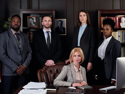 Democracia representativa: con el tiempo, las ciudades crecieron, los temas y problemas fueron más y más complejos y esta relación directa con la política se hizo cada vez más débil