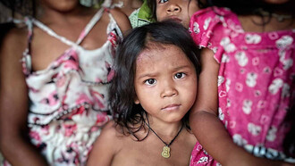 Petite fille eurasienne. Depuis qu’elle avait lâché la main de sa mère dans la foule à Saïgon, il ne lui arrivait que des malheurs
