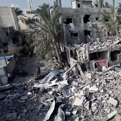 Un drone montre les conséquences d'une frappe aérienne à Deir al-Balah