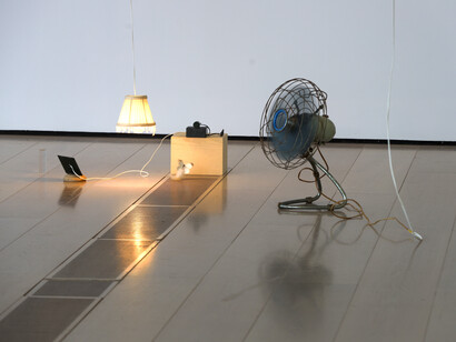 Yuko Mohri, Entrelazamientos, vista de exhibición. Cortesía del Centro Botín