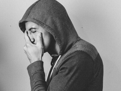 Expressões contidas revelam o peso emocional de uma educação baseada na dureza e na ausência afetiva. Entre o silêncio e a introspecção, a solidão masculina surge como consequência de modelos rígidos de masculinidade