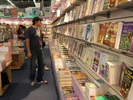 Un vistante contempla un estante con libros