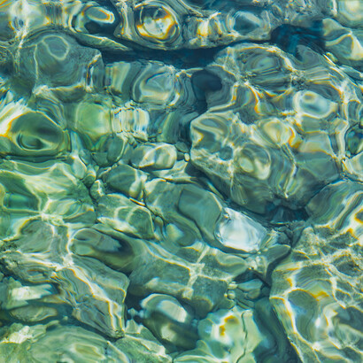 O mar. Justino estava num barco no centro de um lago adormecido