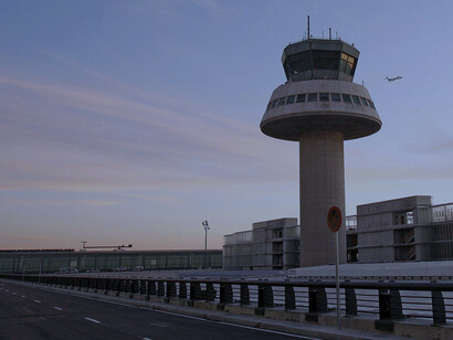 Se considera que las administraciones competentes desatendieron sus obligaciones y permitieron el deterioro del delta del Llobregat como consecuencia de las anteriores expansiones del puerto y el aeropuerto