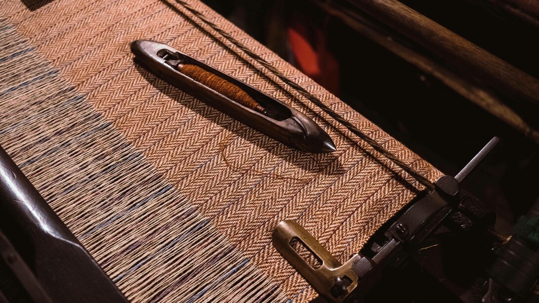An industrial sewing machine using tweed as its fabric