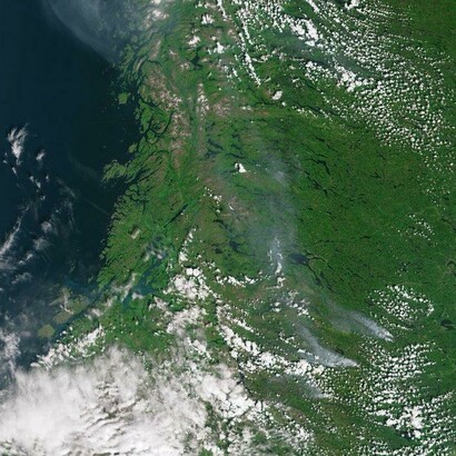 Fumo dagli incendi in Svezia. Questa immagine molto ampia, che si estende dalla costa occidentale della Norvegia alla Svezia centrale, è stata catturata da Sentinel-3 il 17 luglio 2018
