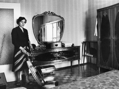 Dalle serie "Le casalinghe", Milano 1979, 3 gelatin silver prints, 20x30 , Liliana Barchiesi