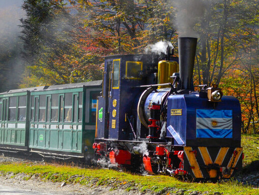 Cada curva del recorrido revela un paisaje que parece detenido en el tiempo, entre montañas, ríos helados y el eco de las locomotoras del pasado. Ushuaia, Argentina