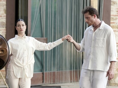 “We are our roots” di Roberto Tedesco. Laila Lovino, danzatrice, Luca Pizzetti suonatore di handpan. Inaugurazione del festival Nutida Ⓒ Giampaolo Becherini