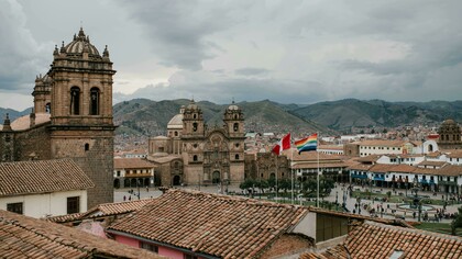 Cuzco, no Peru. Vale muito a pena seguir rumo ao norte em direção a Cuzco, o umbigo do mundo, a cidade fica no vale sagrado dos incas, e pode servir de base para depois seguir até o topo dos Andes e conhecer a inebriante Machu Picchu, mas não sem antes dar uma volta pelo umbigo e visitar locais como a Plaza de Armas, o Mercado Central San Pedro e se deliciar com um bom Ceviche, e também visitar o Templo Do Sol, além de muitos outros atrativos desta acolhedora cidade