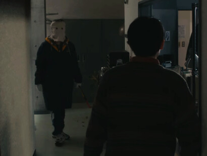 Prodotto con un budget contenuto ma una forte visione autoriale, il film riesce a evocare atmosfere disturbanti e coerenti con il mondo che descrive. Nella foto una scena tratta dal trailer di "Cloud", scritto e diretto da Kiyoshi Kurosawa