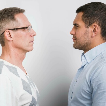 Primo piano di due uomini di profilo che si fronteggiano