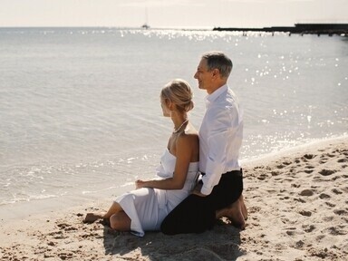 Gli amori estivi sono intensi e fugaci, illuminano le giornate come il sole di luglio e rimangono impressi come ricordi dorati, anche quando la stagione finisce