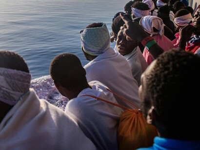 Migranti al largo in attesa di sbarcare