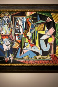 Dos operarios cuelgan el cuadro "Les femmes d'Alger", de Pablo Picasso, de una pared