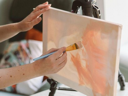 l'artiste essaie de créer différentes nuances de la même couleur en utilisant différents mouvements de coups de pinceau