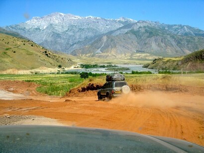 La verde vallata del Panj (anticamente Oxus), il fiume che segna il confine con l’Afganistan