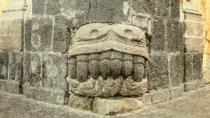 Cabeza de serpiente se encuentra en la esquina de José María Pino Suárez y República del Salvador, Ciudad de México. Vestigios de la antigua Tenochtitlan
