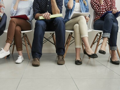 Eu acho que o uso de calça de moletom fora de casa, especialmente as de cor cinza, é algo a ser classificado como maus tratos contra a terceira idade... E aquelas sandálias de mau gosto deveriam ser de uso exclusivo da congregação que lhes deu o nome