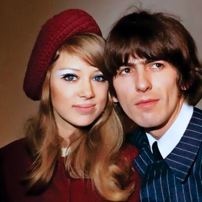 Pattie Boyd y Geroge Harrison en una rueda de prensa tras su matrimonio civil