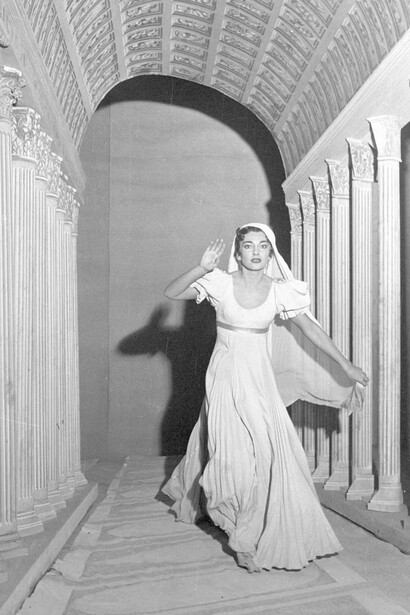 Maria Callas nella Vestale di Spontini, allestimento di Visconti-Zuffi