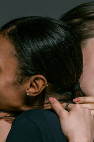 Duas amigas se abraçam em momento de reconciliação