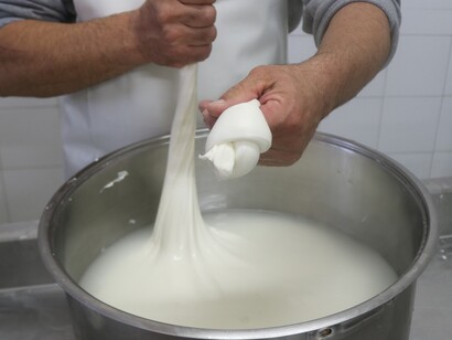 Il caciocavallo pugliese viene spesso stagionato per diverse settimane, durante le quali sviluppa il suo sapore intenso e leggermente piccante