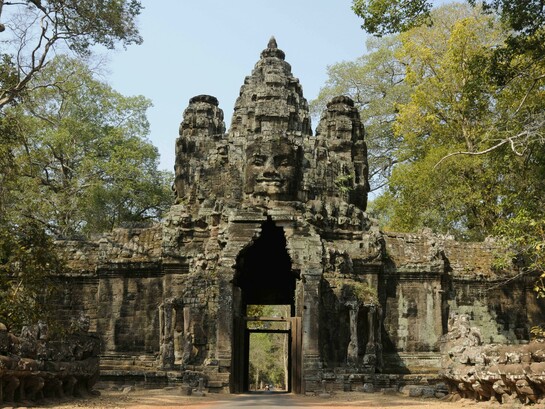 Siem Reap, Camboja. Templo de pedra antigo na floresta. Infelizmente as obras de destaque de Chuon Nath são mais conhecidas ou disponíveis em Khmer, não têm muitas traduções amplamente publicadas para português ou inglês. Alguns livros sobre ele e coletâneas de seus escritos podem ser encontrados em edições acadêmicas, antologias de literatura budista cambojana ou em bibliotecas universitárias especializadas em estudos do Sudeste Asiático. Sua atuação ultrapassa o campo linguístico e assume um papel político e cultural fundamental, especialmente em um contexto marcado por colonialismo, guerras e tentativas de apagamento identitário. Preservar a língua Khmer foi, também, preservar a memória e a soberania cultural do Camboja