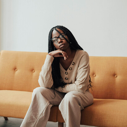 A busca pela independência financeira na faculdade muitas vezes envolve equilibrar estudos com estágios ou empregos