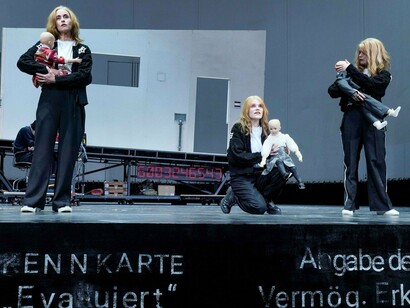 Angabe der person. Mit freundlicher genehmigung des Deutschen Theaters