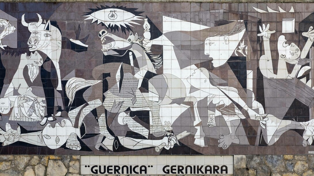 Murale del dipinto “Guernica” di Picasso realizzato in piastrelle e a grandezza naturale, Guernica, Spagna