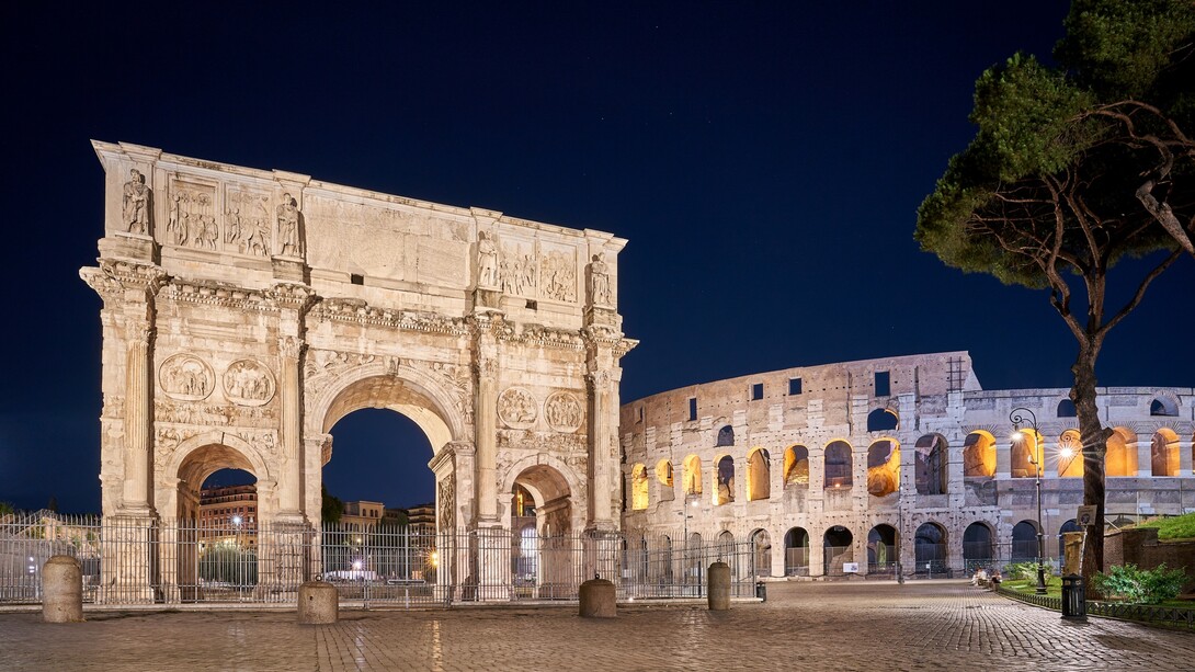 Arco di Costantino e Colosseo, Roma, Italia. L'Arco può essere considerato come un vero e proprio museo di scultura romana ufficiale