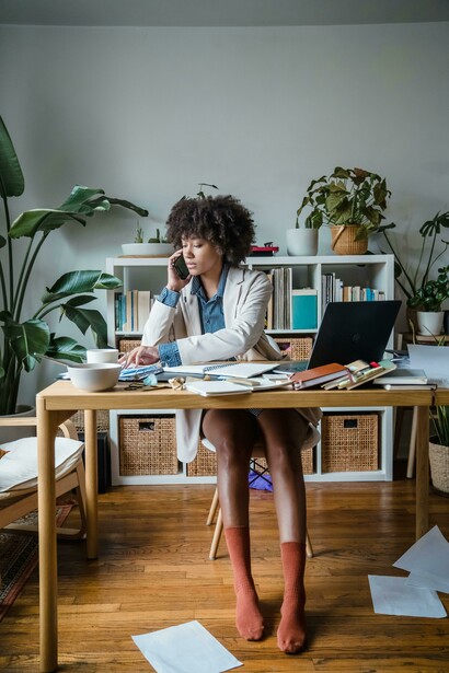 Invista em sua saúde mental e física durante o trabalho remoto, incluindo pausas para alongamentos e prática regular de exercícios
