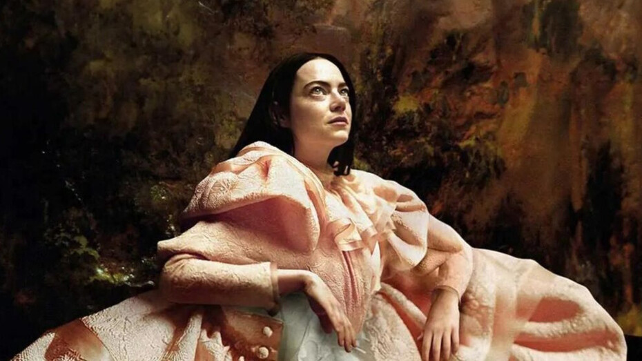 Pobres Criaturas, dirigido por Yorgos Lanthimos, é uma jornada cinematográfica única e visualmente deslumbrante. A atuação magistral de Emma Stone como Bella Baxter, uma mulher ressuscitada, desafia as normas sociais e explora a identidade e a liberdade