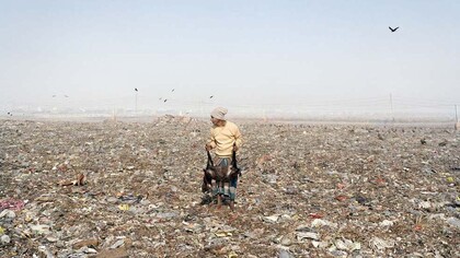 Jim Goldberg (New Haven, USA, 1953) - Mezzogiorno di fuoco, discarica di Dhaka, Bangladesh, dalla serie “Open
See”, 2007 - Carta stampata dipinta a mano, murale, 226,1 × 276,9 cm © Jim Goldberg Courtesy of the artist, Pace/MacGill Gallery (NY), and Casemore Kirkeby (SF)