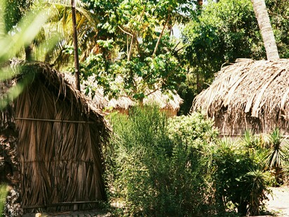 A carrinha de barriga cheia e nós esfomeados de estrada. Saímos de Maputo na direcção de Marracuene pela N1